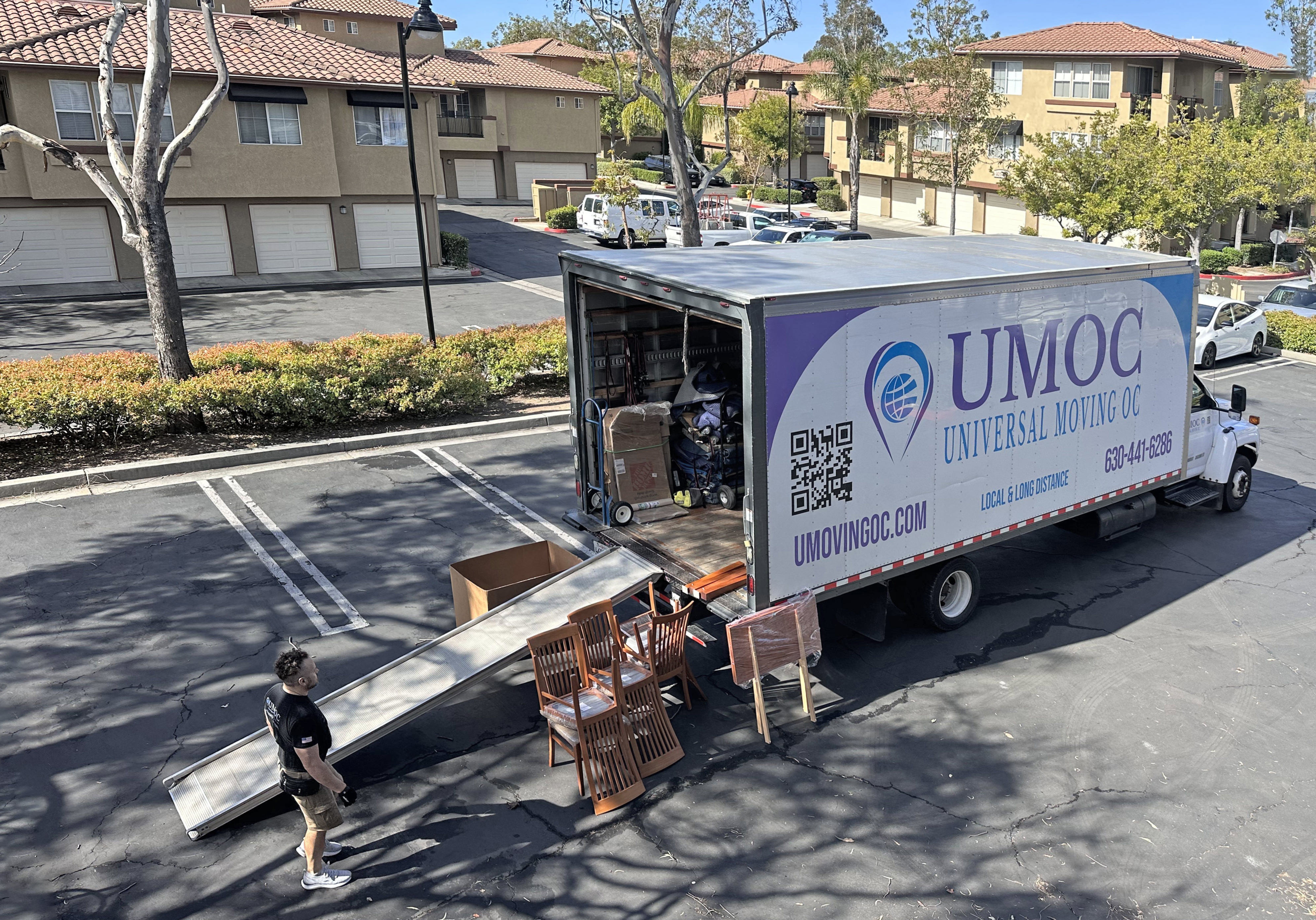 Universal Moving OC movers from Orange County load things and move things around